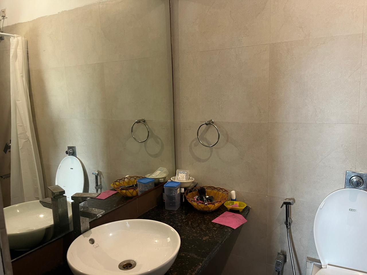 Spacious fully furnished single room in 3BHK flat for corporate female near Infinity Mall, Andheri West