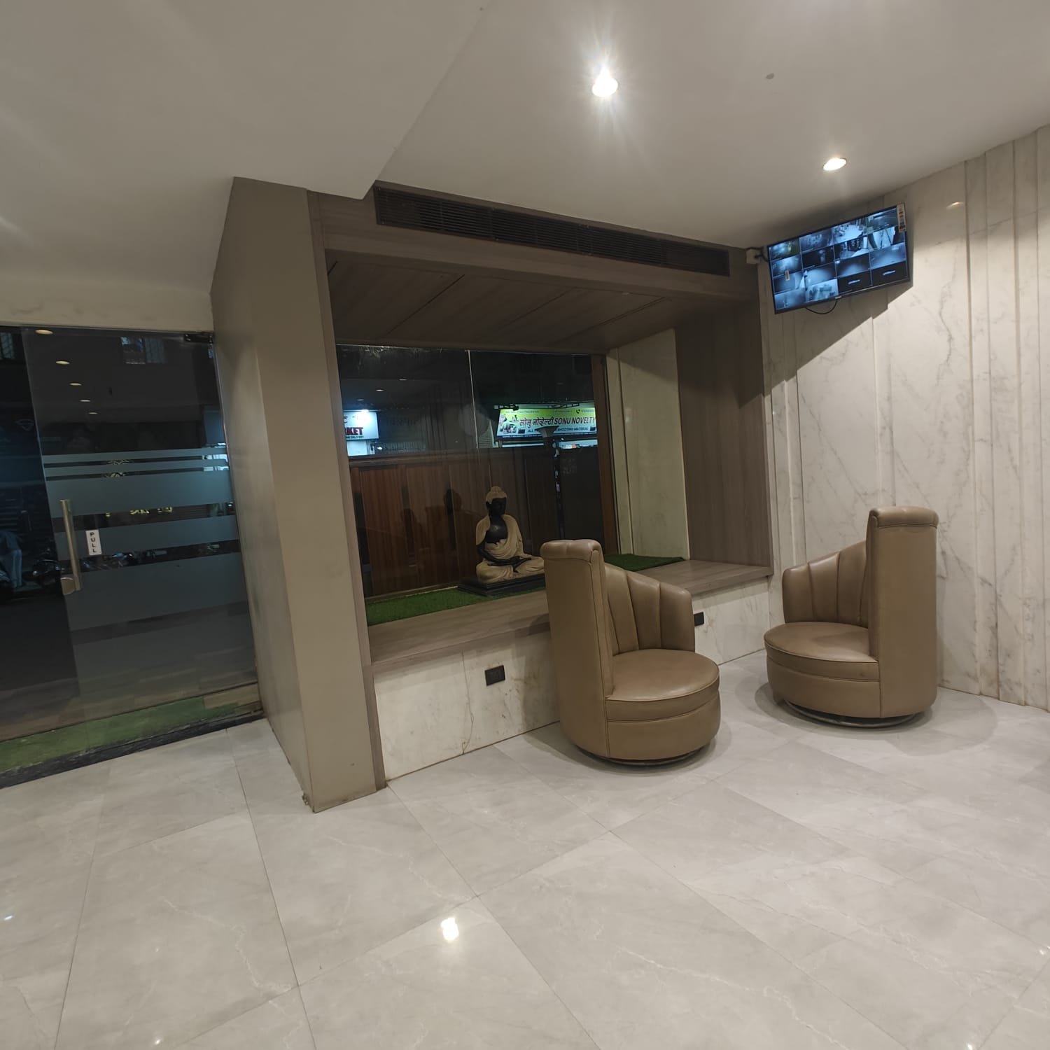 Premium 2BHK Semi Furnished Flat for Rent in El Signora Oshiwara Andheri West Premium semi furnished 2BHK apartment for rent in El Signora Oshiwara New Link Road Andheri West Mumbai in a new tower with gym rooftop walking space and bachelor friendly accommodation.
